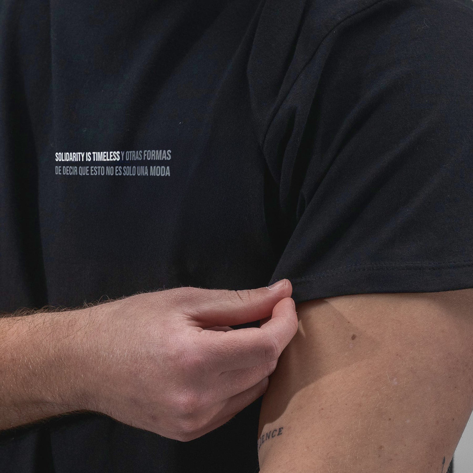Camiseta Solidarity is Timeless